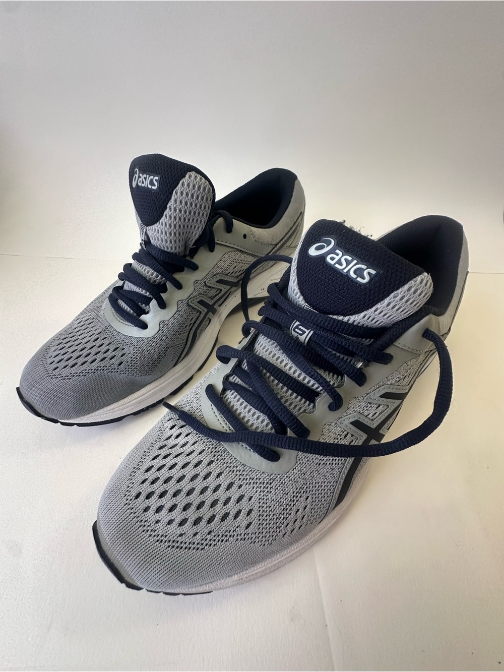 Asics Men's Gray and Navy Performance Running Sneakers